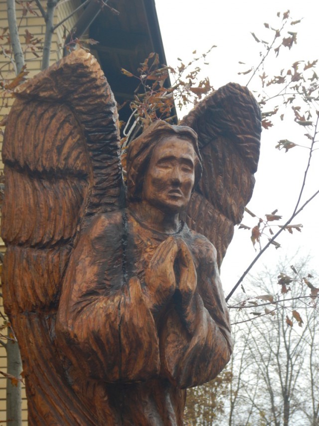 Женщина пятой точкой совершила акт вандализма