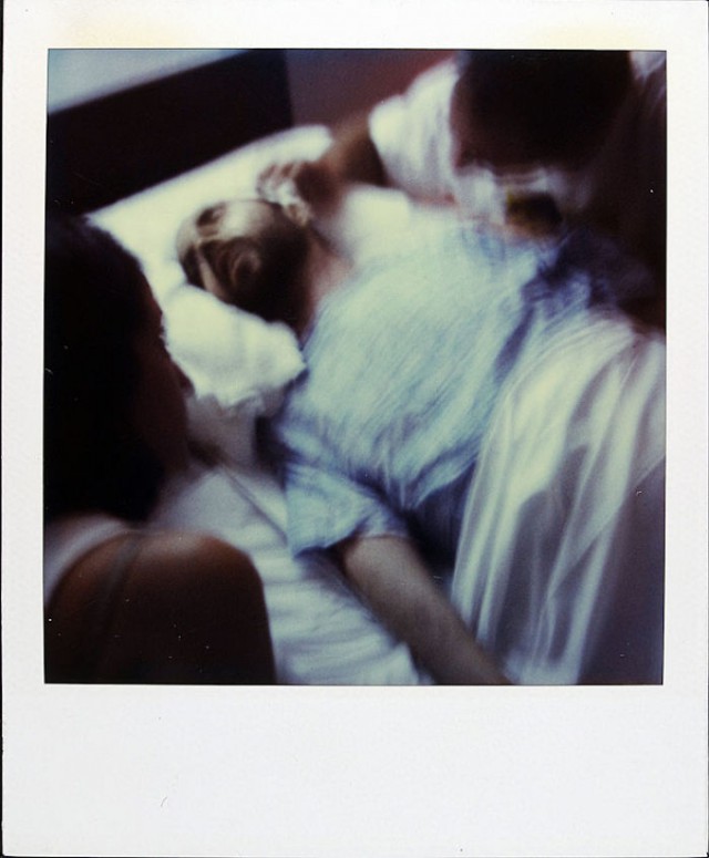 История мужчины, который снимал каждый день на Polaroid 18 лет, пока рак не украл его жизнь