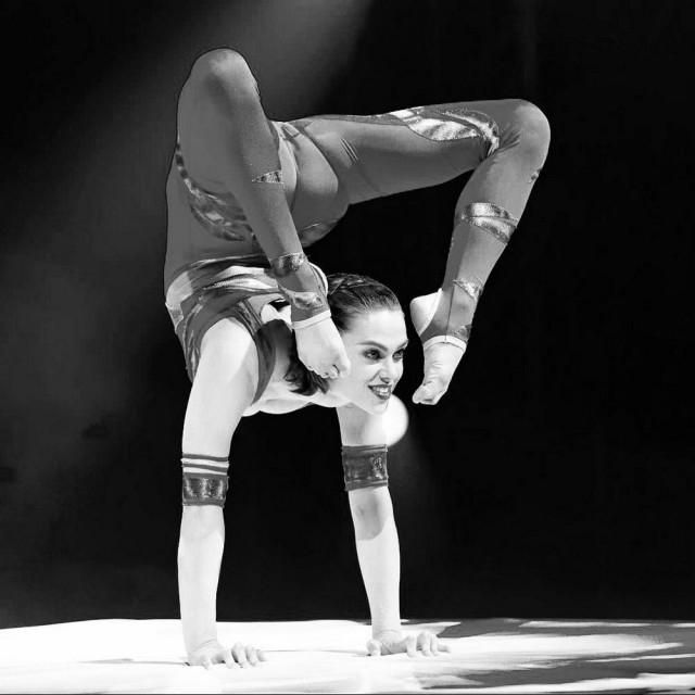 Гибкая гимнастка Нина Бурри на снимках из Instagram