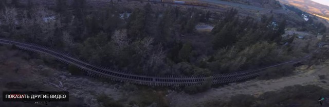 Полет дрона рядом с товарным поездом