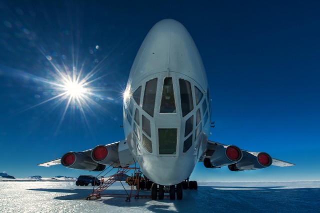 Как доставляют туристов в Антарктиду