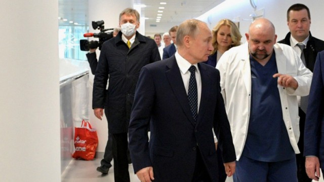 Путин не появляется на публике, пресс-релизы похожи на «консервы». Россияне обсуждают, что президент «в бункере»
