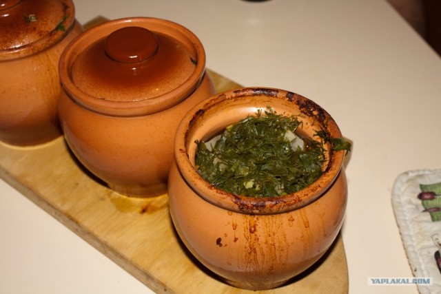 Картошка с мясом и грибами в горшочках