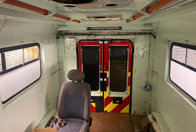 Британка погасила долг в £30 000, переделывая старые машины скорой помощи в мини-дома