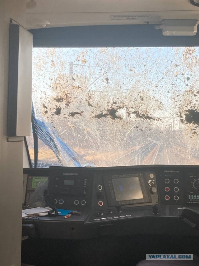 В Беларуси на переезде поезд сбил трактор с навозом