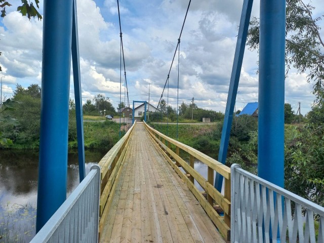 В карельской деревне Судалица обрушился пешеходный мост, который только в июле отремонтировали за 8,2 миллиона рублей