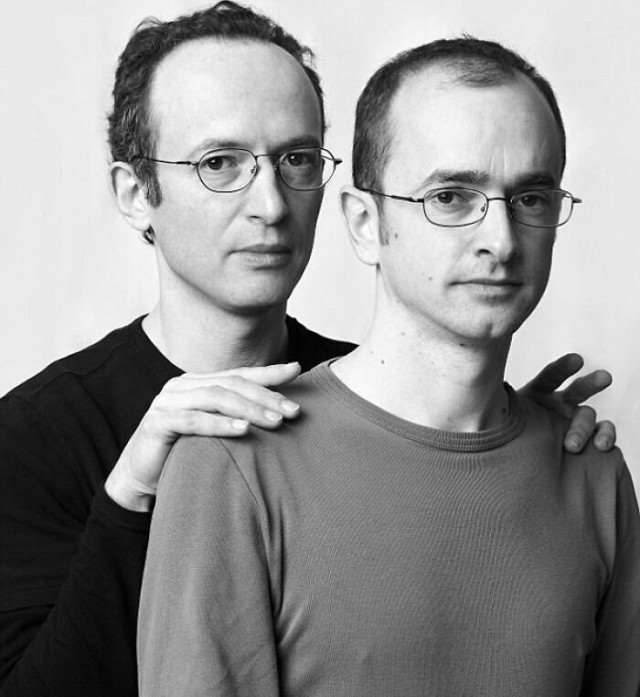 30 портретов людей, не связанных кровным родством, но очень похожих друг на друга