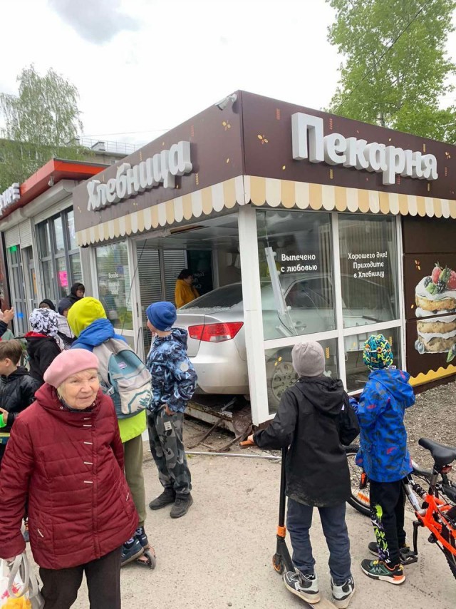Заехал за хлебушком: автомобиль на скорости влетел в пермскую пекарню