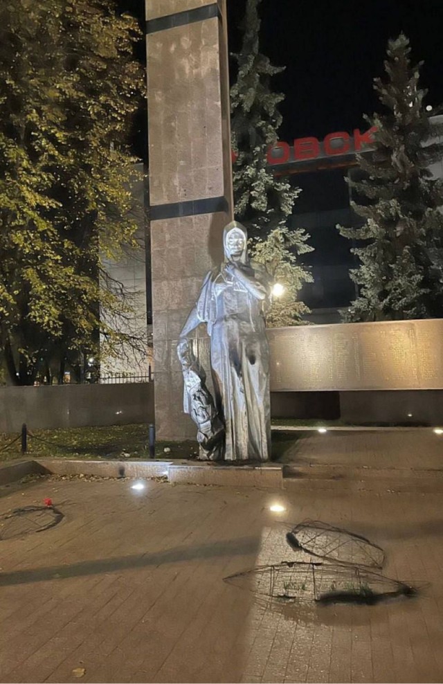 В Климовске местная жительница подожгла венки у мемориала «Скорбящая мать»