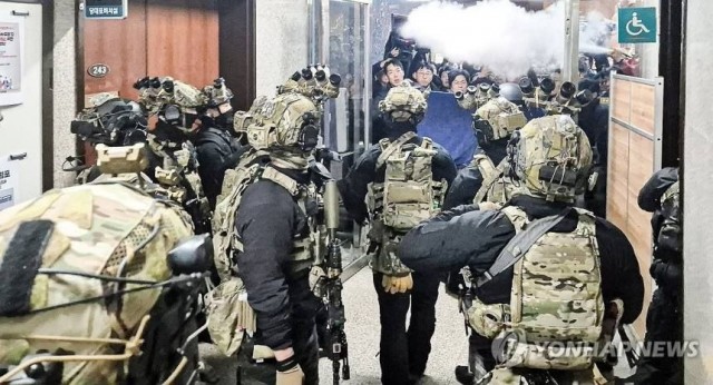 Президент Южной Кореи объявил военное положение в стране
