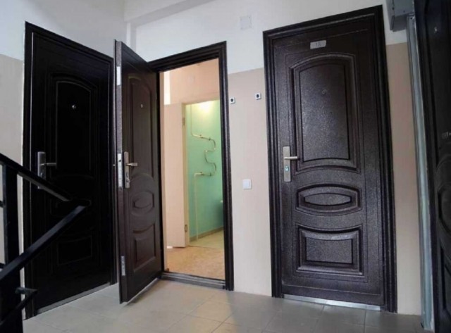 Двери остаются на месте.