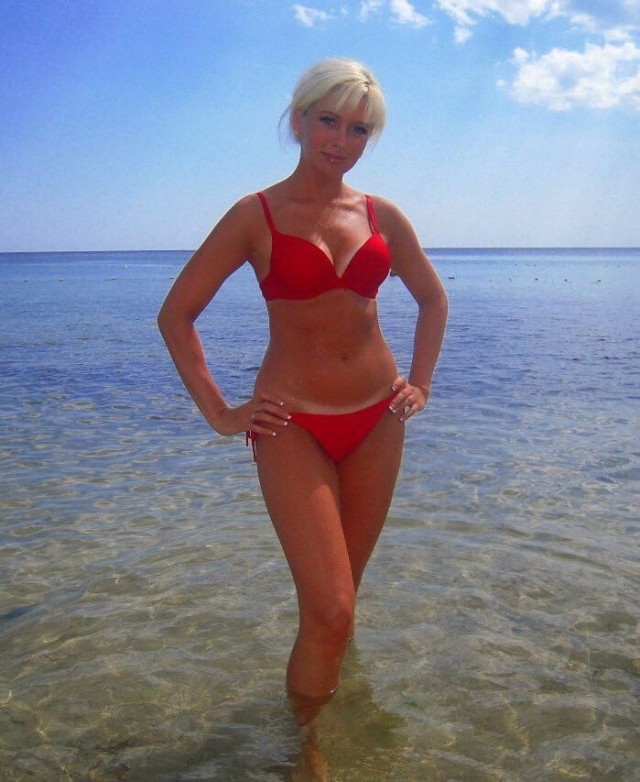 Дамы в шляпках и купальниках