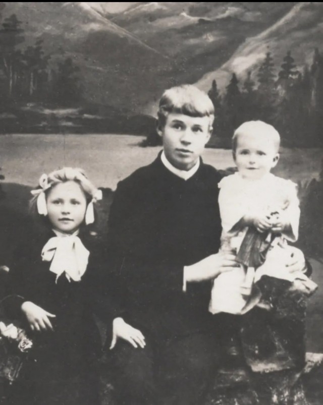 Поэт Сергей Есенин