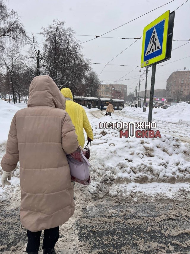 Жители юга Москвы пожаловались на заваленные снегом тротуары.
