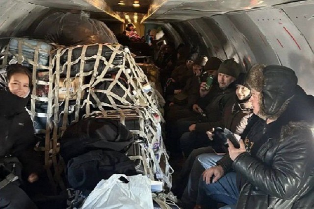 Пассажиры авиарейса Иркутск — Мама пожаловались на перевоз на грузовом самолете.