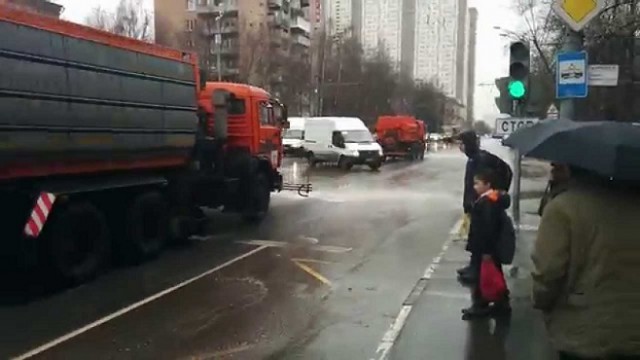 Вода уходит сквозь асфальт?!
