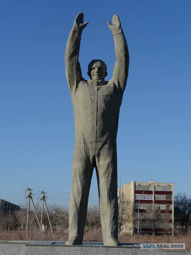 Раз в году в День Космонавтики Гагарин поднимает вверх руки