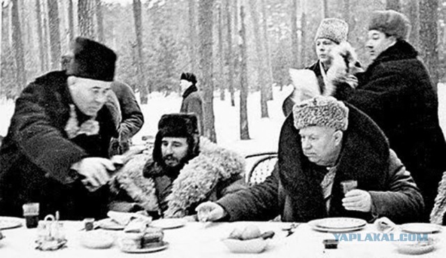 Праздничные советские посиделки.
