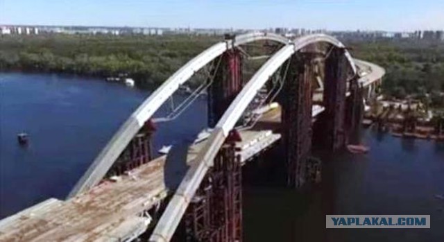 Зрада. Компания Порошенко строит мост в Киеве из российских металлоконструкций