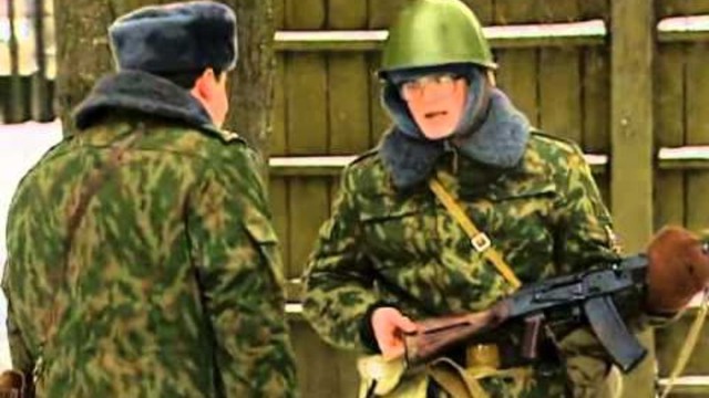 Прощай, оружие: в школе ученик застрял пальцем в автомате