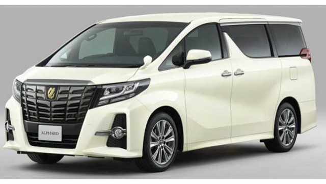 Красавицы и праворульные автомобили