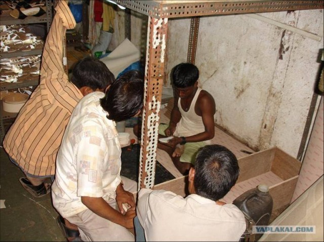 Обувное производство в Индии (25 фото)