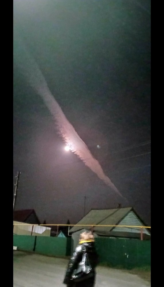 Помощник дежурного в ФСБ по Новосибирской области принимает жалобу на полосы от самолетов в небе