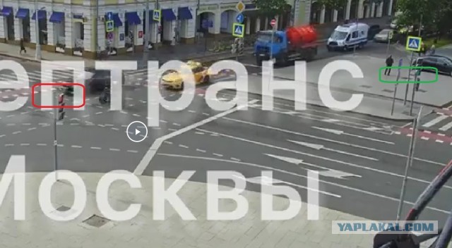 На Трубной площади в Москве мотоциклист на большой скорости влетел в BMW, после чего его отбросило в пешехода