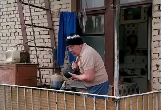 Бил машину кирпичом, но полиция не увидела в этом уголовного состава