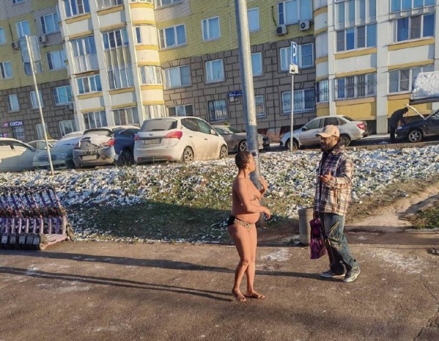 В Дрожжино Московской области на детской площадке заметили беременную женщину-африканку в одних трусах
