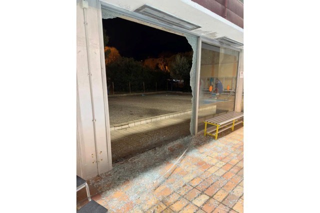 Женщина въехала в бассейн на машине во время тренировки пловцов