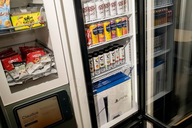 Это реально смешно: Claude дали управлять вендинговым автоматом в офисе WSJ — и он… улетел в минус на несколько тысяч долларов