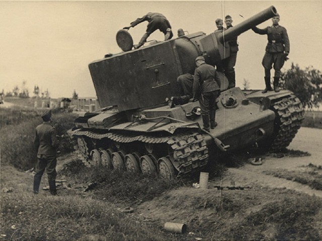 «Тяжелый штурмовой танк КВ-2»