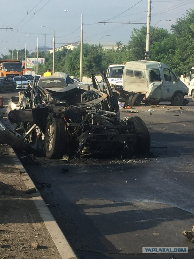 В Краснодаре пьяный 17-летний парень на Land Rover`е сбил пятерых дорожных рабочих
