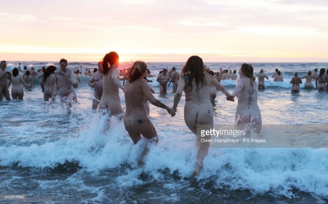 Сотни голых смельчаков окунулись в холодные воды Северного моря