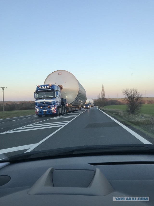 В Германии, в Нижней Саксонии уронили при перевозке большую непонятную штуку