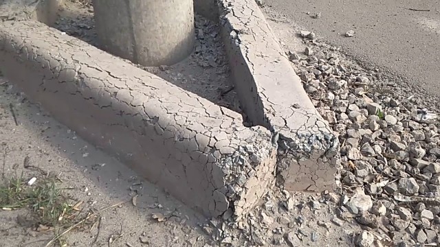 В Москве начали менять новые бордюры на новые