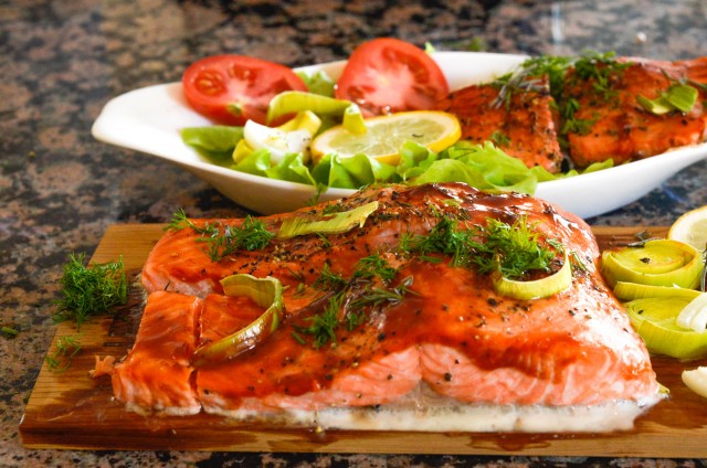 Кулинария: Камчатская семга на кедровой дощечке.