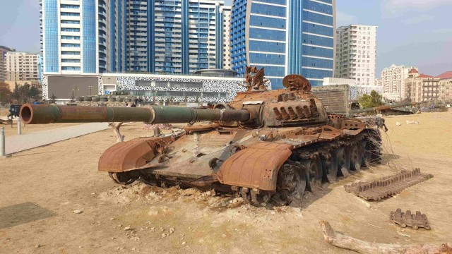 Выставка трофейной военной техники в Баку