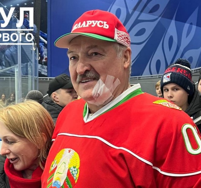 Лукашенко рассекли подбородок во время хоккейного матча