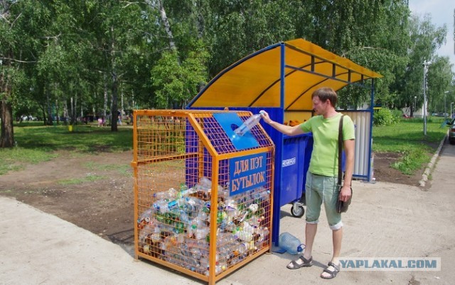 А Вы мнёте пластик, прежде чем выбросить в мусорный пакет?