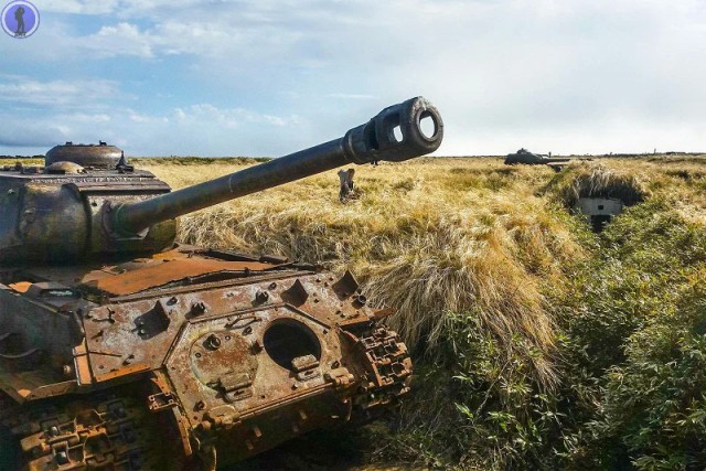 Заброшенные старые танки ИС-2 на Курилах. Они служили для защиты от высадки японского десанта