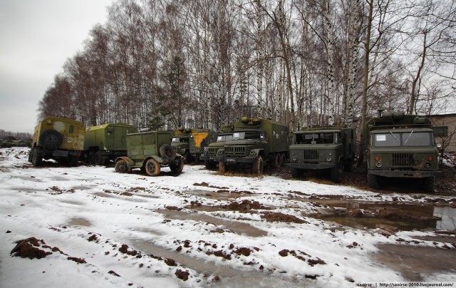 Березки, снег и списанная военная техника