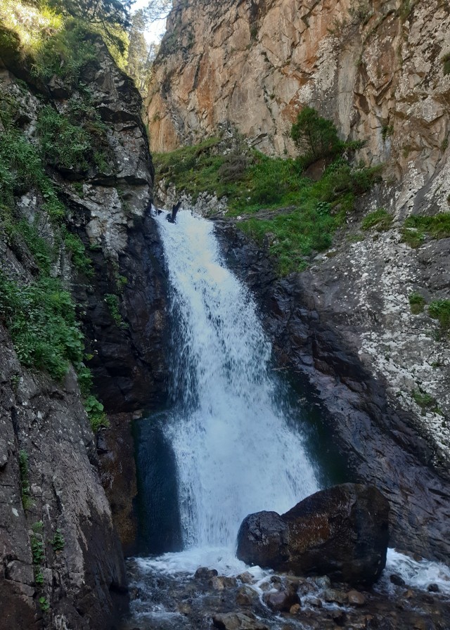 На пляжах Анапы закончились не только лежачие, но и сидячие места. Загорать там можно только стоя