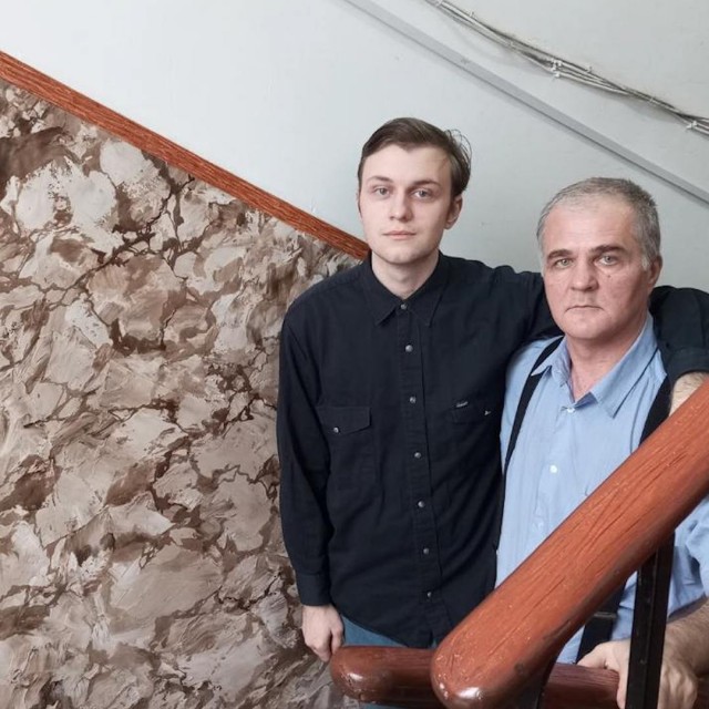 Отец и сын из Новосибирска не дождались УК и отремонтировали подъезд сами