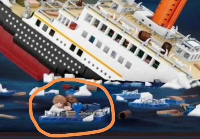 Умелец собрал из LEGO самое большое и проработанное крушение «Титаника»