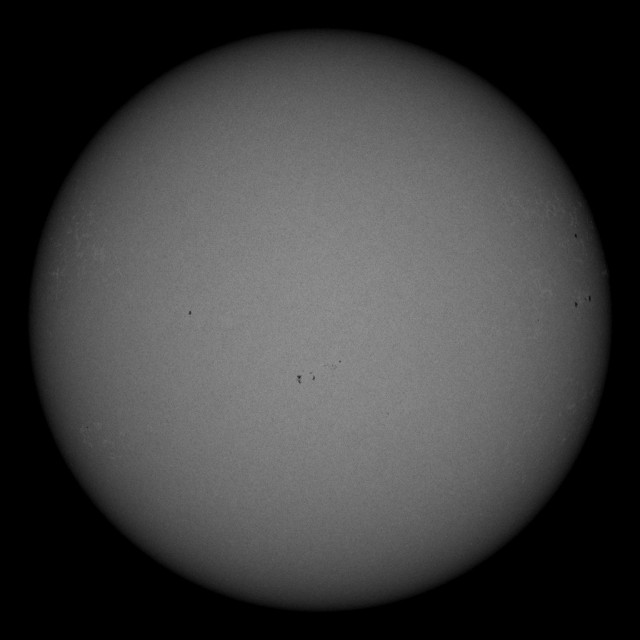 На обращенной к Земле стороне Солнца почти полностью исчезли пятна