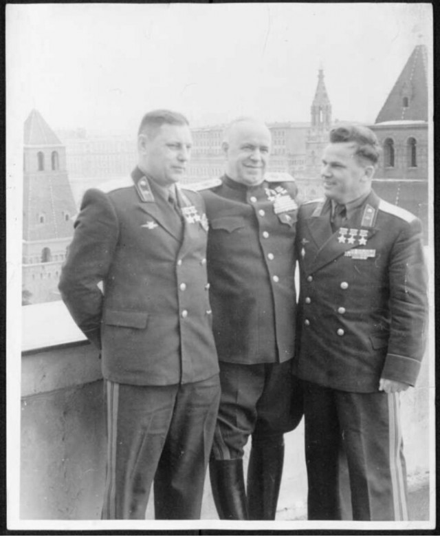 В послевоенном Кремле 1949 года фотограф поймал в объектив уникальный момент — вместе стояли три легенды, три символа победы, трижды Герои Советского Союза.