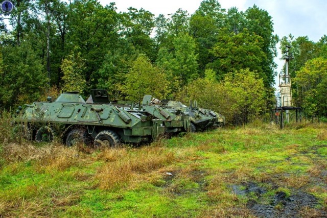 Заброшенные в лесу БТР-ы связистов с дорогими платами внутри