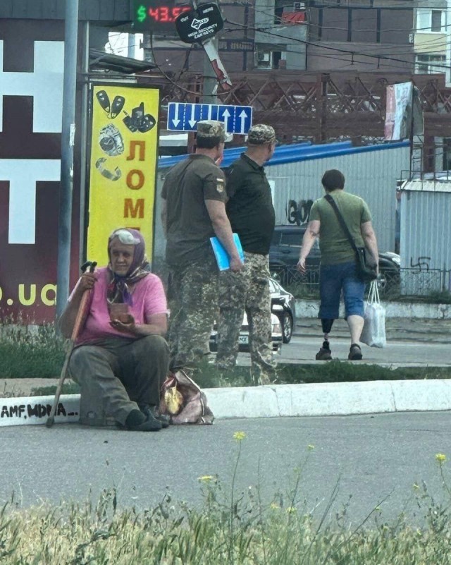 Российским военным вынесли приговор за расправу над военкором Sputnik Расселом Бентли
